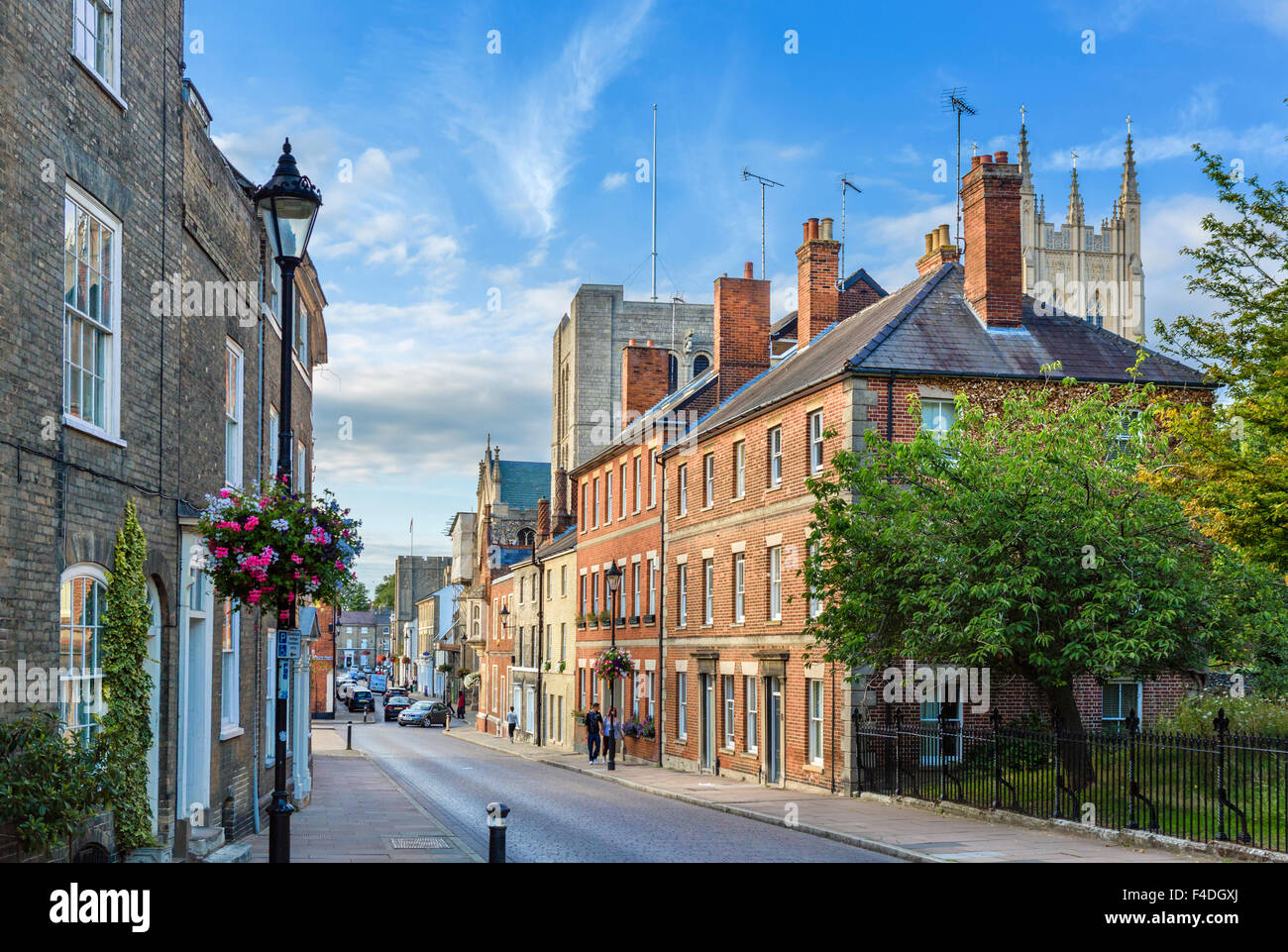 Visualizza in basso Crown Street verso St Edmundsbury Cathedral nel tardo pomeriggio di sole, Bury St Edmunds, Suffolk, Inghilterra, Regno Unito Foto Stock