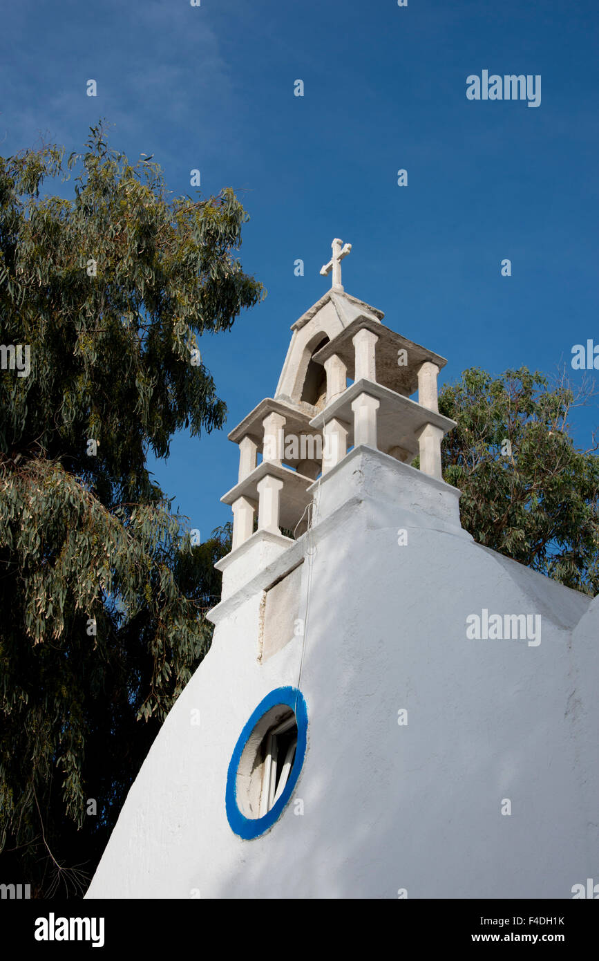 Grecia CICLADI, Mykonos, Hora. Pitturato di bianco tipico tetto della chiesa con il campanile che mostra la tradizionale architettura cicladica. (Formato di grandi dimensioni disponibili). Foto Stock