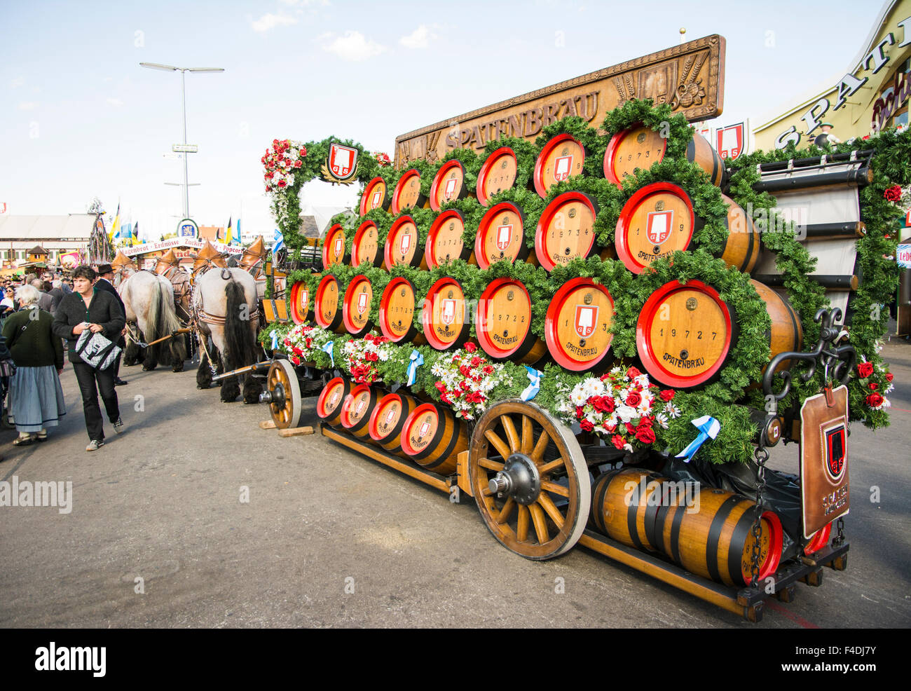 Monaco di Baviera, Germania - 30 settembre: cavalli tirando barili di birra l'Oktoberfest a Monaco di Baviera, Germania, il 30 settembre 2015. Foto Stock