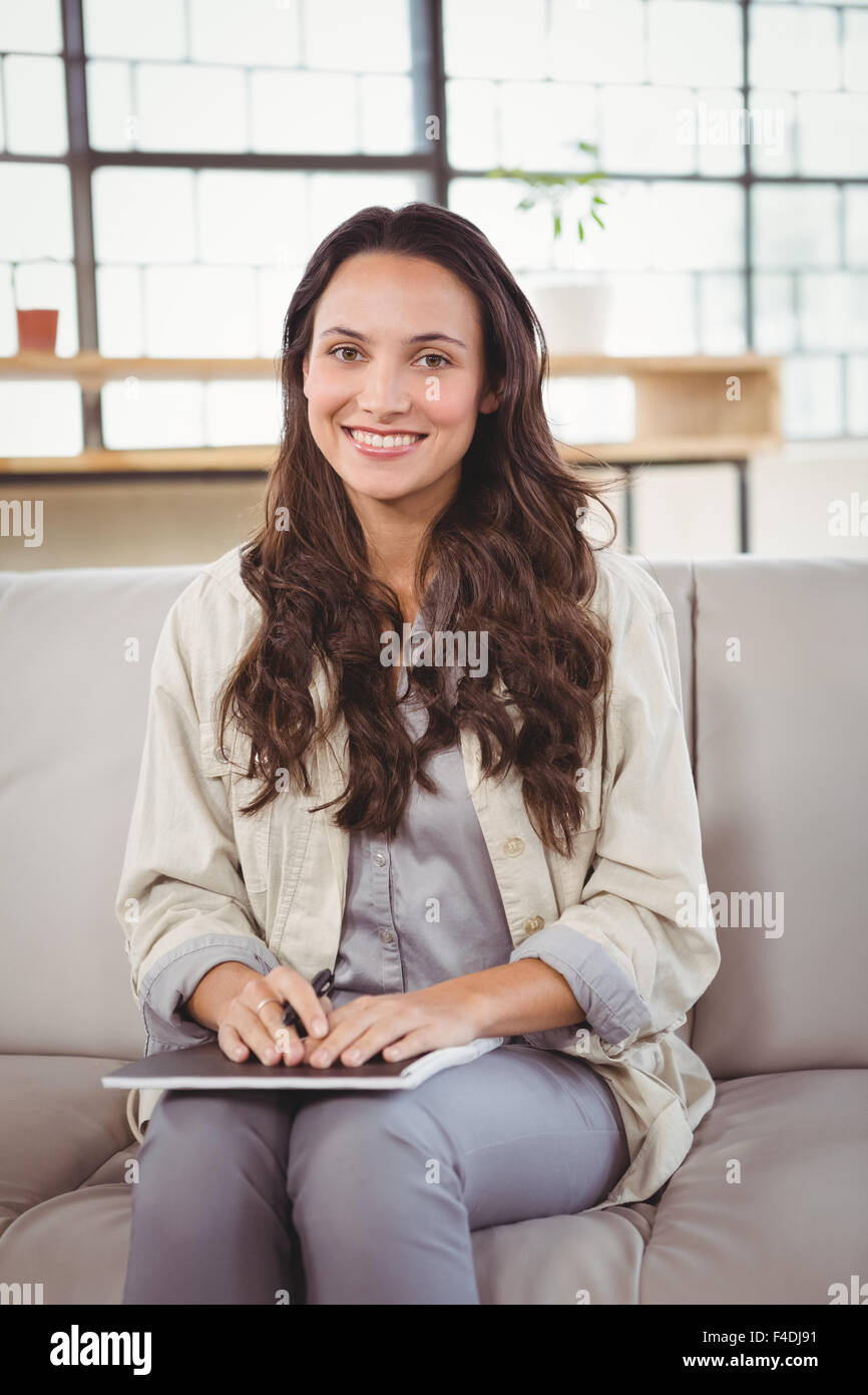 Ritratto di donna sorridente con notebook Foto Stock