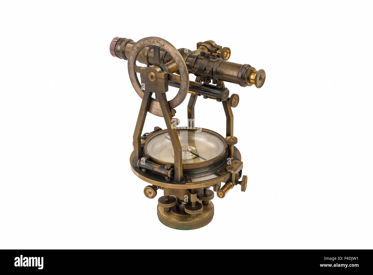 Ottone vintage livello topografico (transito, Teodolite) con bussola e naturale in ottone invecchiato patina, messa a fuoco e impilati sul bianco. Foto Stock
