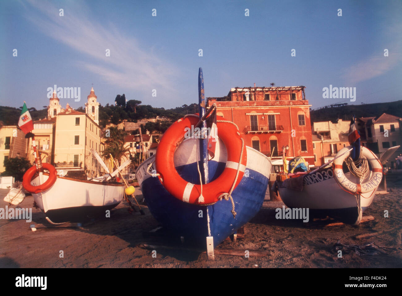 L'Italia, Liguria, Laigueglia, la Riviera di Ponente (Riviera Italiana. La pesca in barca alla spiaggia. (Grandi dimensioni formato disponibile) Foto Stock