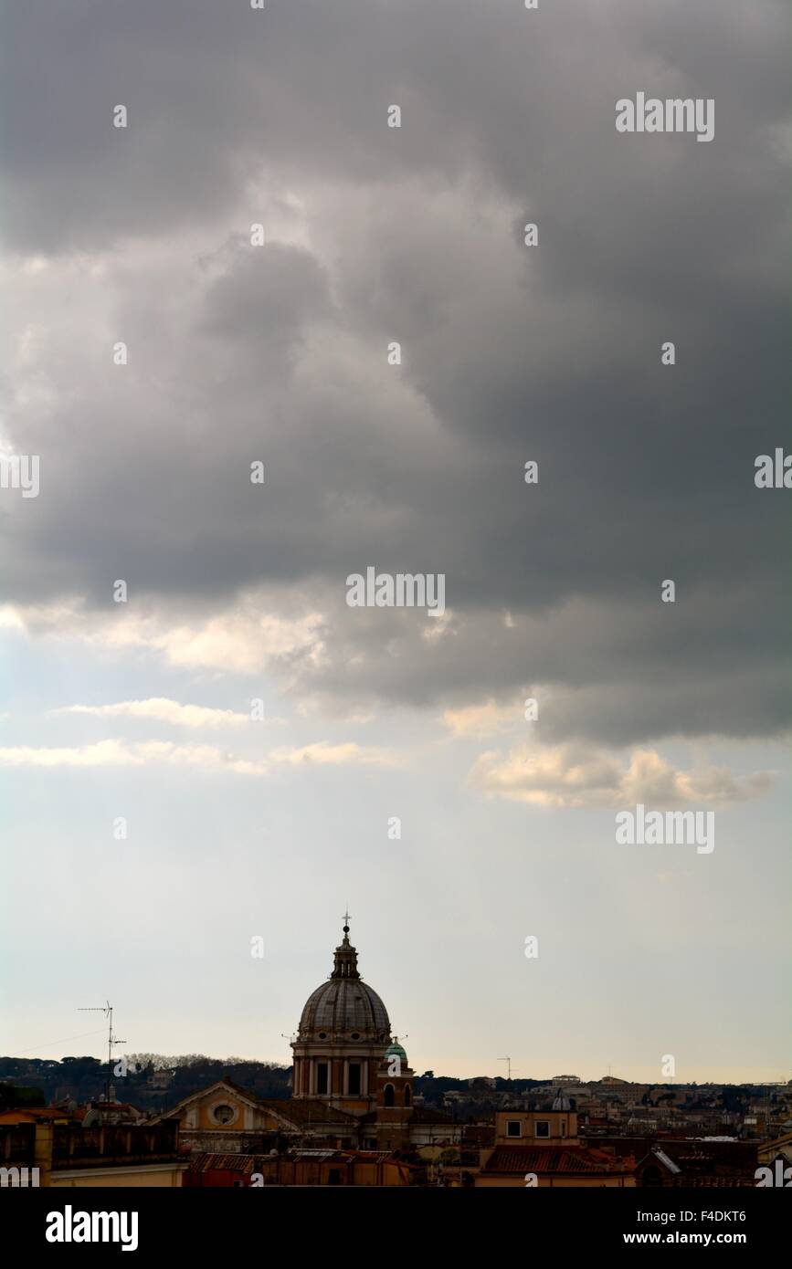 La cupola di San Pietro a Roma sotto un cielo nuvoloso Foto Stock