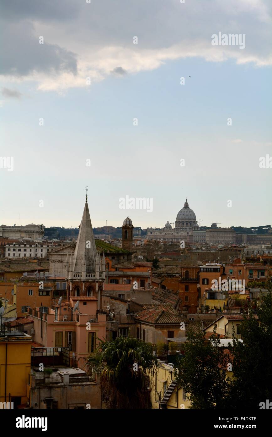 Skyline di Roma con la basilica di San Pietro in lontananza Foto Stock