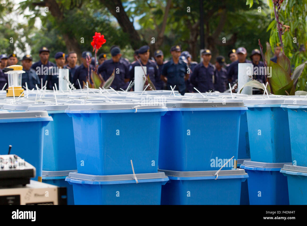I funzionari di polizia del rivestimento fino a consegnare materiale elettorale ai seggi elettorali durante 2012 elezioni generali nel Timor Orientale Foto Stock