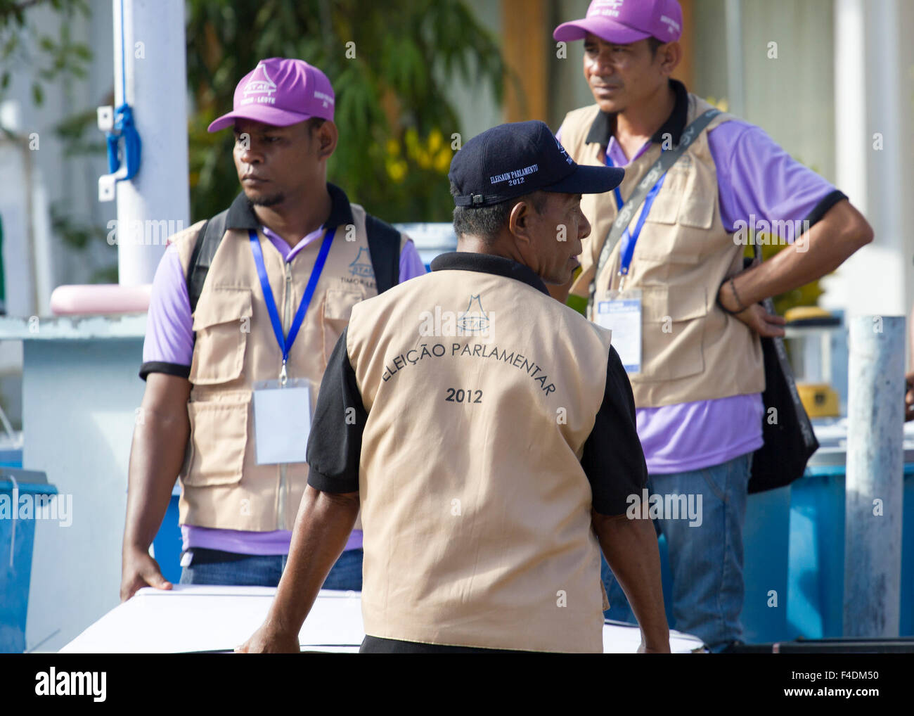 Lo Staff di polling il rivestimento fino a consegnare materiale elettorale ai seggi elettorali durante 2012 elezioni generali nel Timor Orientale Foto Stock