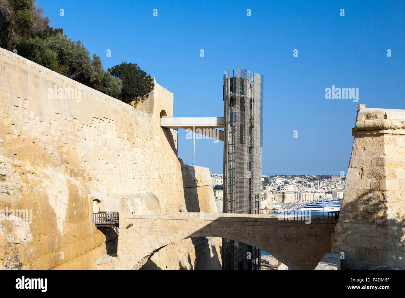 La Valletta, la capitale di Malta ed elencato come patrimonio mondiale dell'UNESCO. Città vecchia con la nuova (2014) e moderno ascensore dal Waterfront al Upper Baracca giardino, è stato costruito per i turisti sulla base di navi da crociera. Europa, Europa meridionale, Malta. Foto Stock