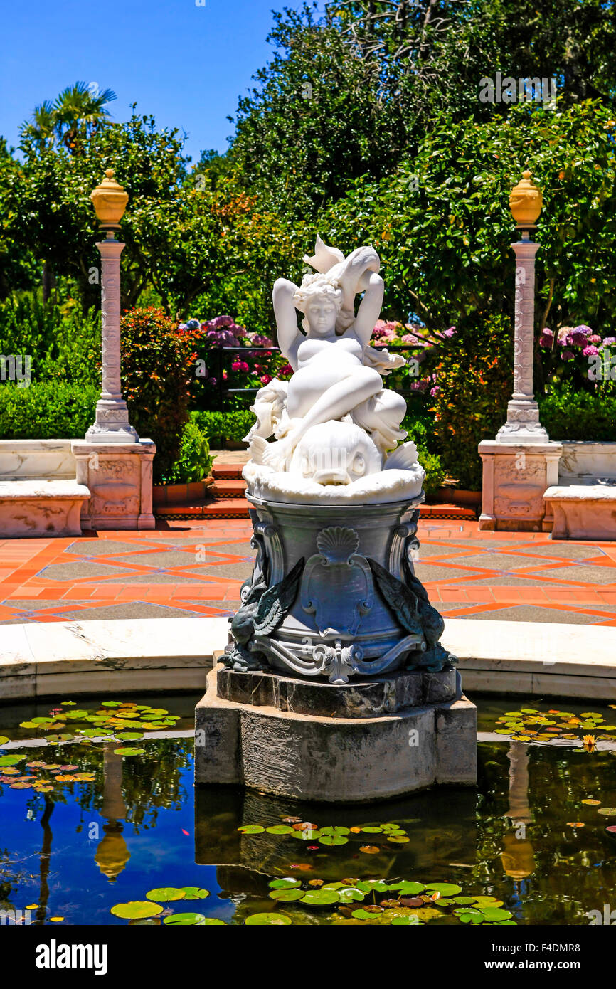 Ripristinata la scultura in giardini formali presso il Castello Hearst e nei pressi di San Simeone in California Foto Stock