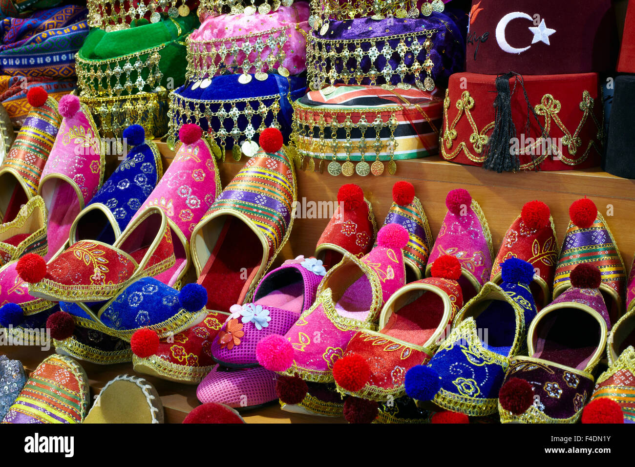 Il bazar orientale - scarpe artigianali immagine del punto di vendita al mercato di Istanbul con ampia selezione di tradizionale arabo o fatti a mano Foto Stock