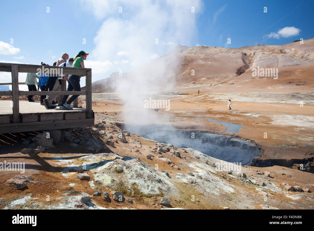 Ai visitatori di ammirare la cottura a vapore piscine vulcaniche a Hverir, Myvatn, Nordhurland Eystra, Islanda. Foto Stock