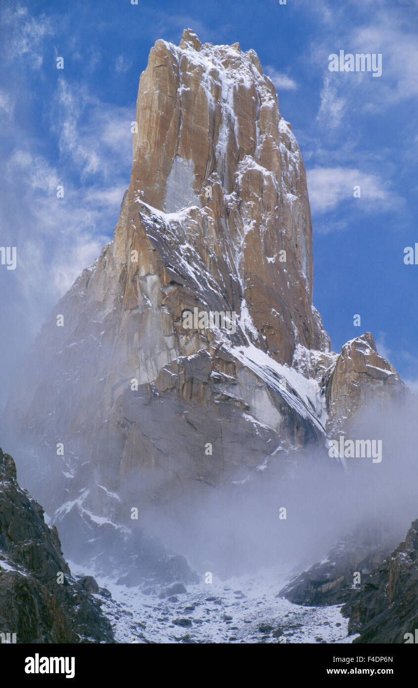 Snow-capped Cliff, a basso angolo di visione Foto Stock