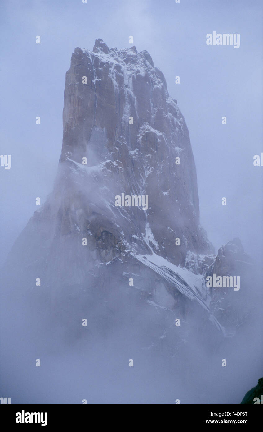 Snow-capped Cliff, a basso angolo di visione Foto Stock