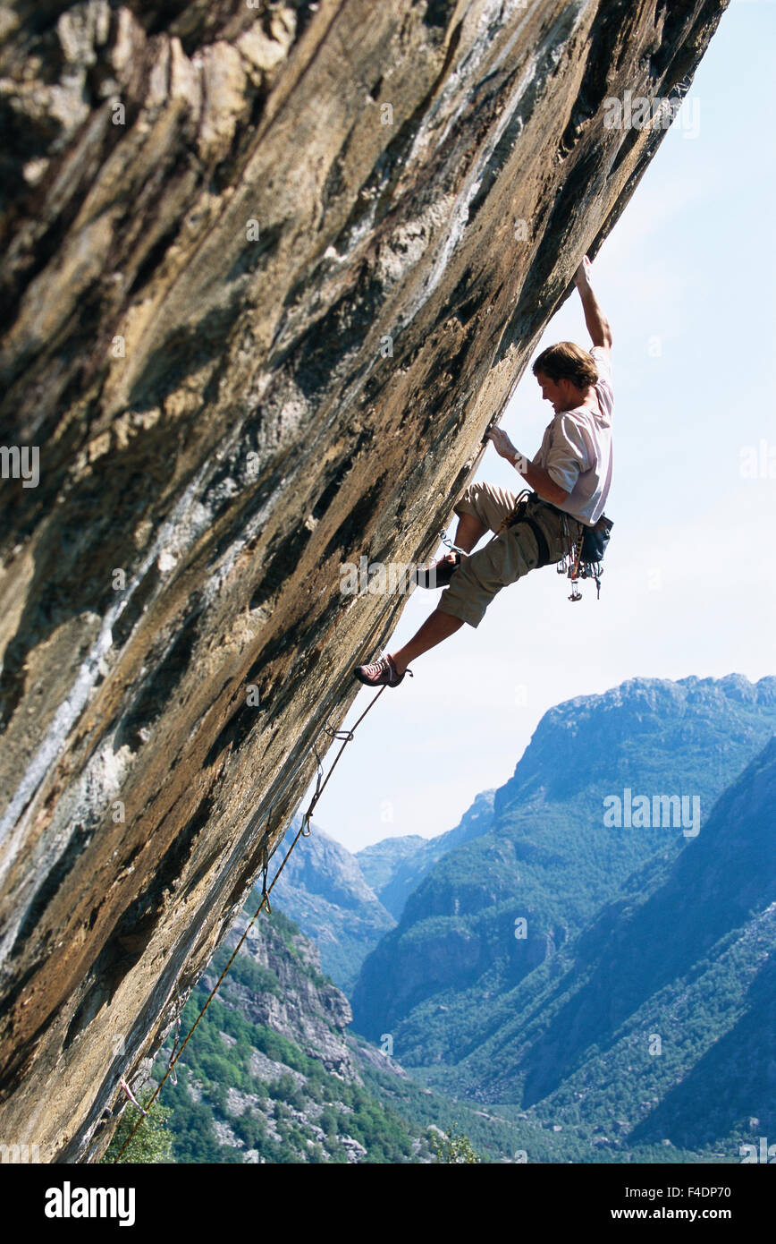 Giovane uomo arrampicata su roccia Foto Stock