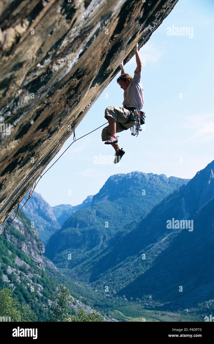 L'uomo la scalata su roccia Foto Stock