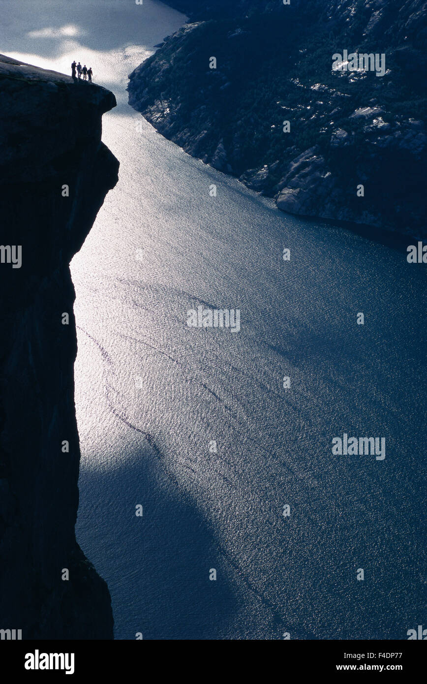 Le persone in piedi sul bordo della montagna Foto Stock