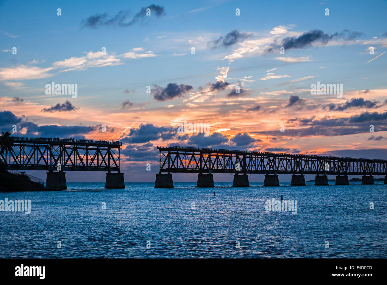 Vista tramonto dello storico ponte ferroviario a Bahia Honda state park in Florida Keys, STATI UNITI D'AMERICA. Foto Stock