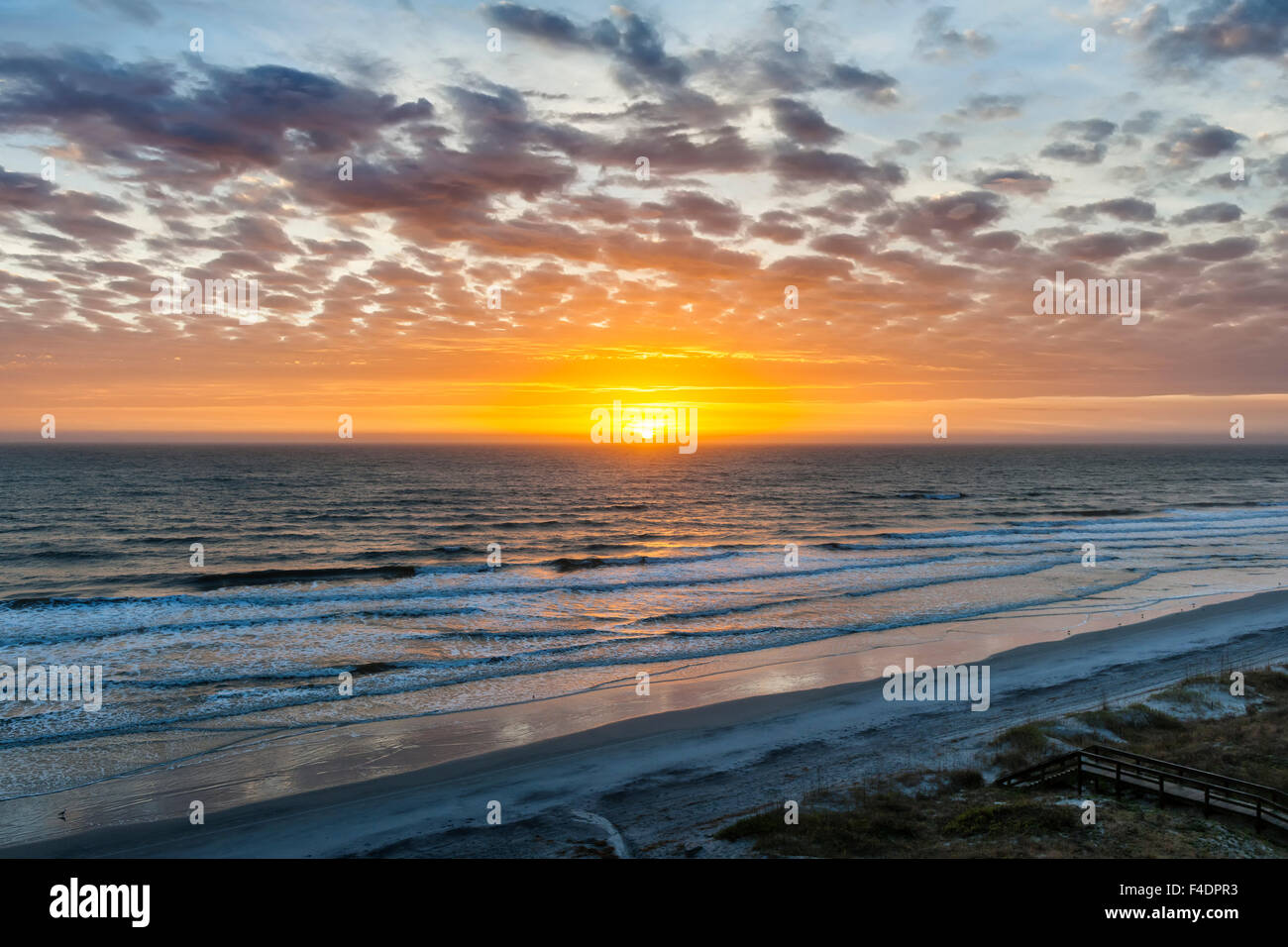 Sunrise oltre oceano Atlantico con drammatica sky in Florida, vista aerea. Foto Stock