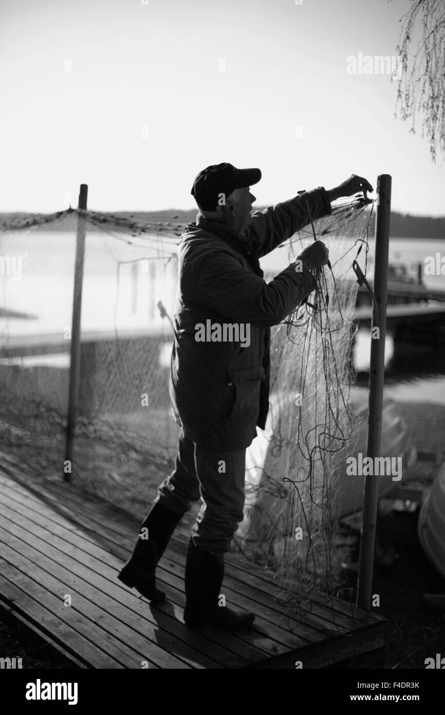 Un uomo con una rete da pesca. Foto Stock