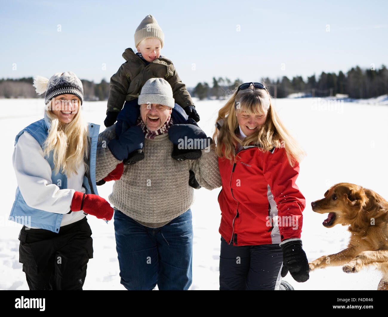 Una famiglia in una escursione invernale. Foto Stock