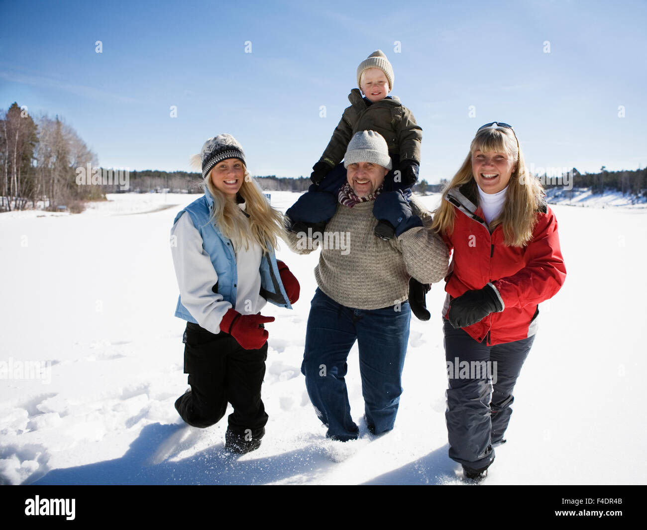 Una famiglia su un passeggiata invernale. Foto Stock