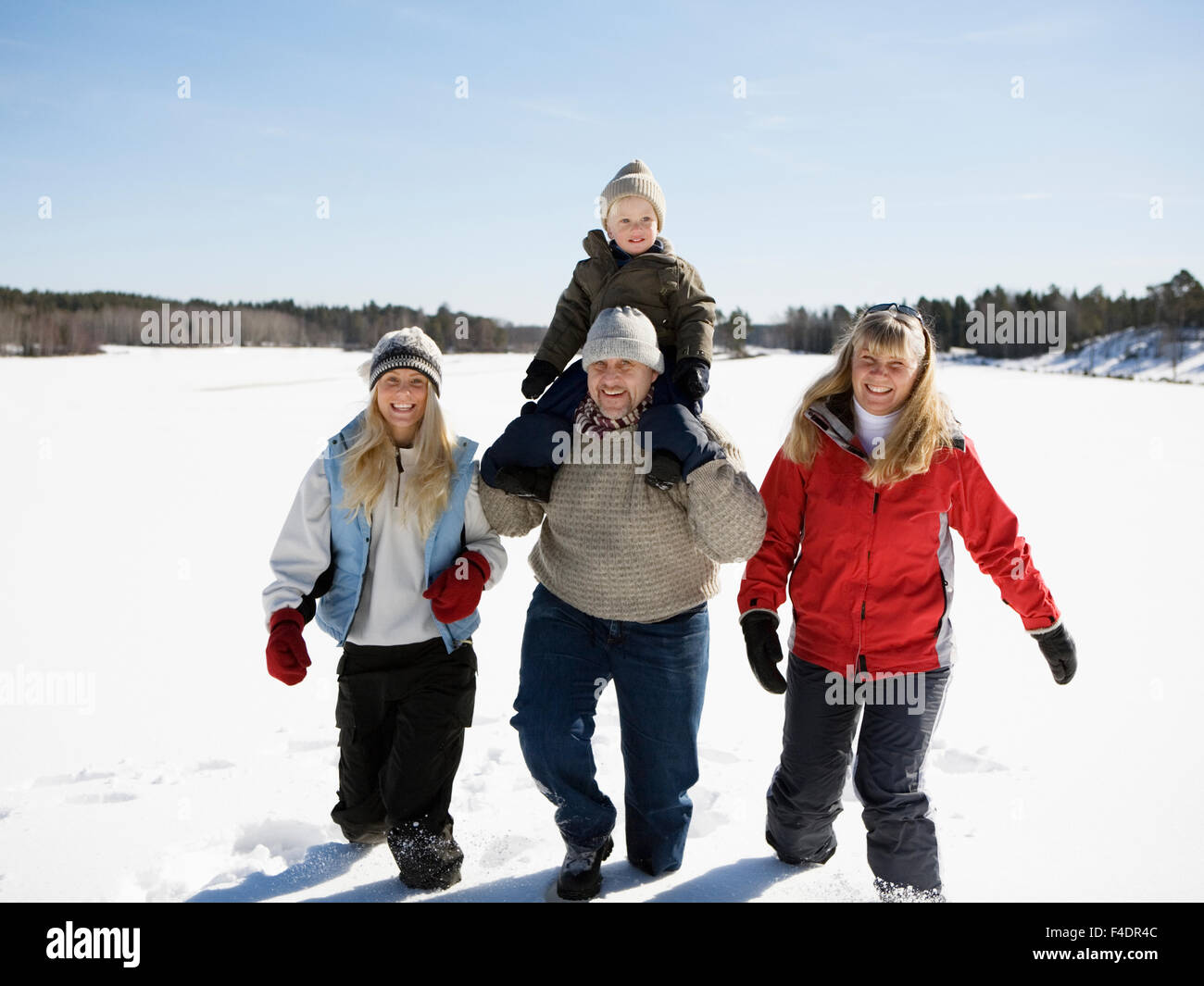 Una famiglia su un passeggiata invernale. Foto Stock