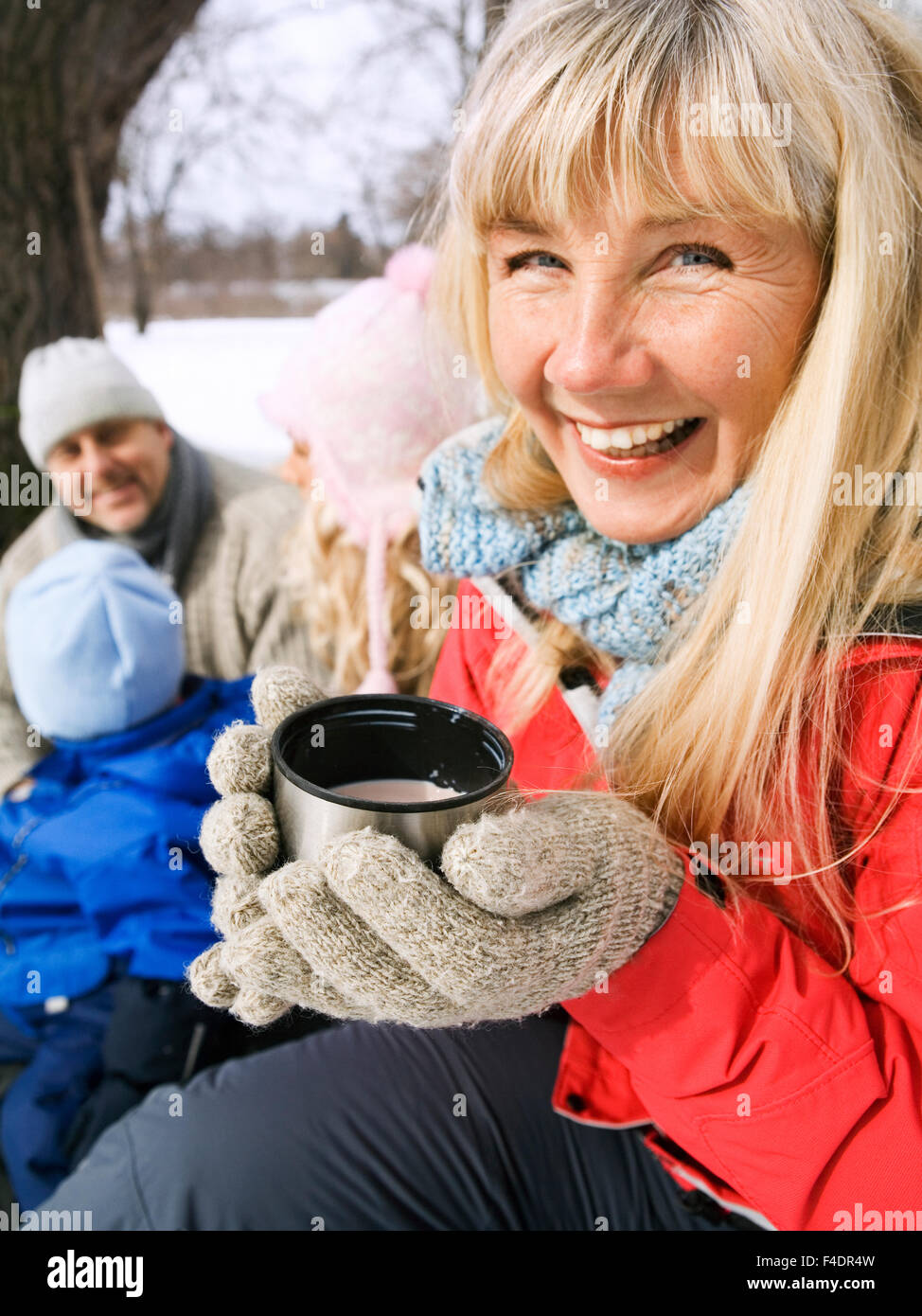 Una donna su un inverno picnic. Foto Stock