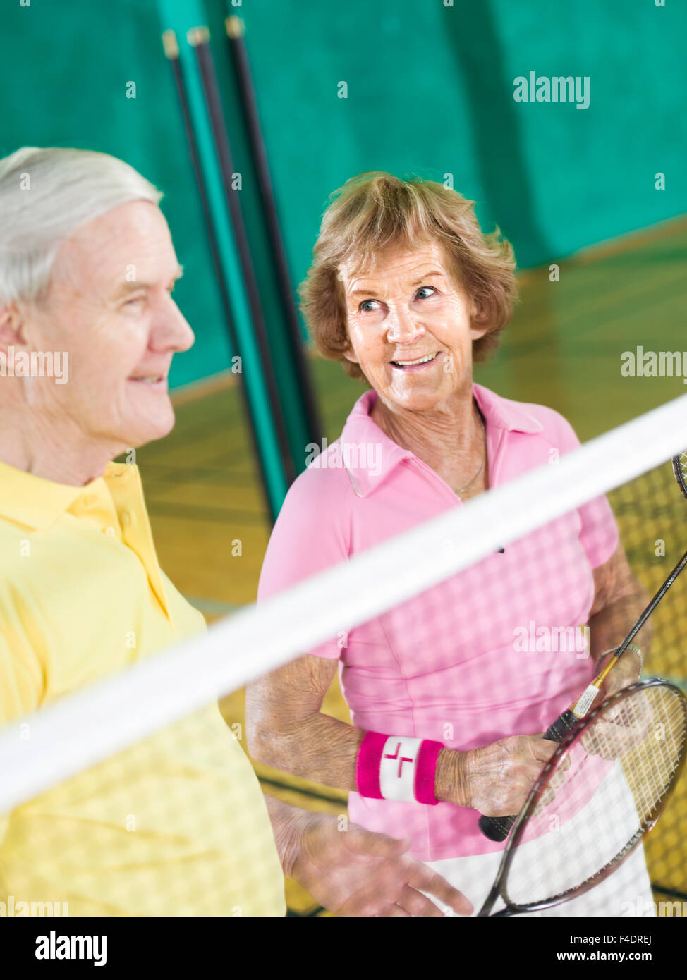Una coppia senior giocando badminton. Foto Stock