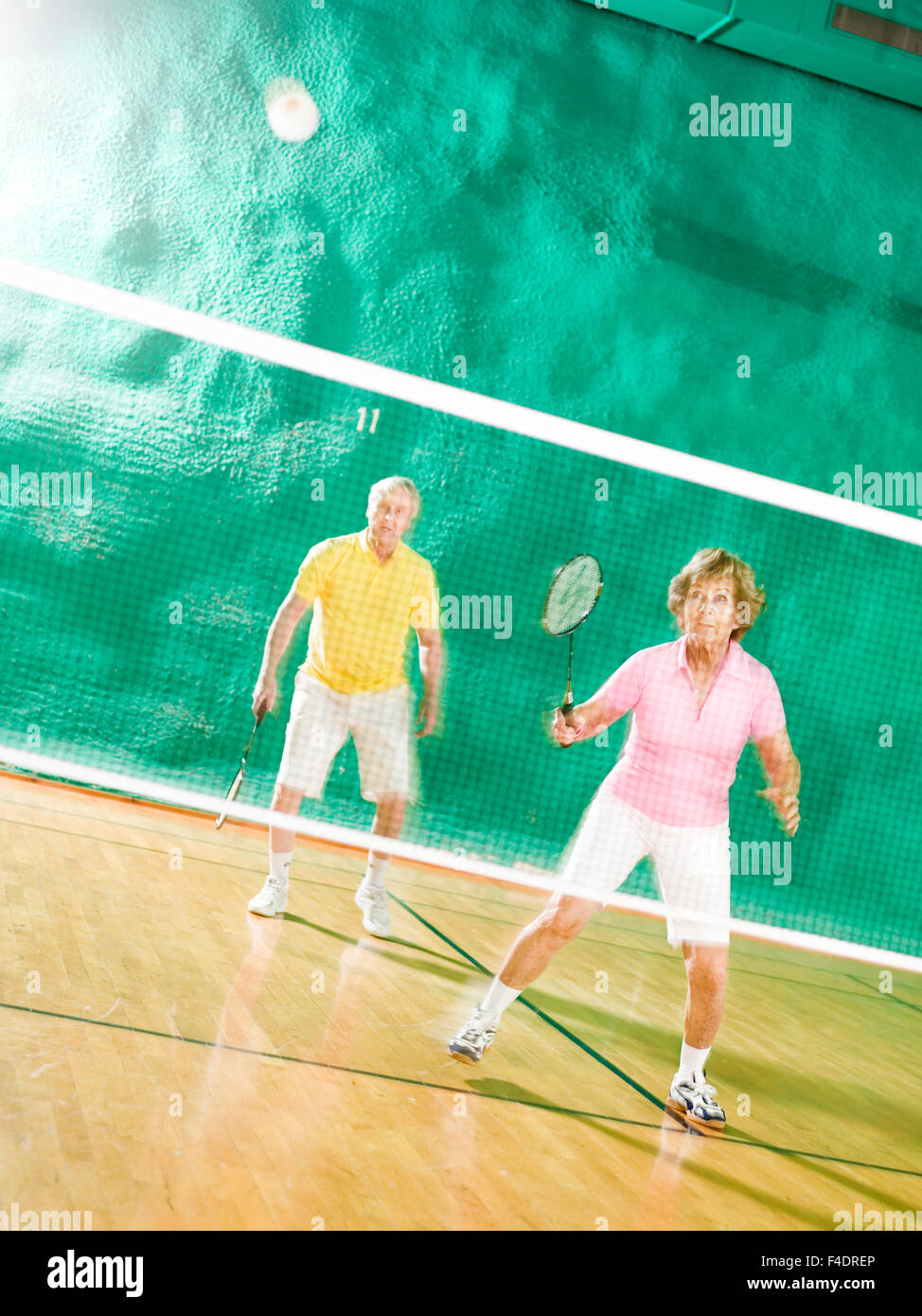 Un paio di riproduzione di badminton. Foto Stock