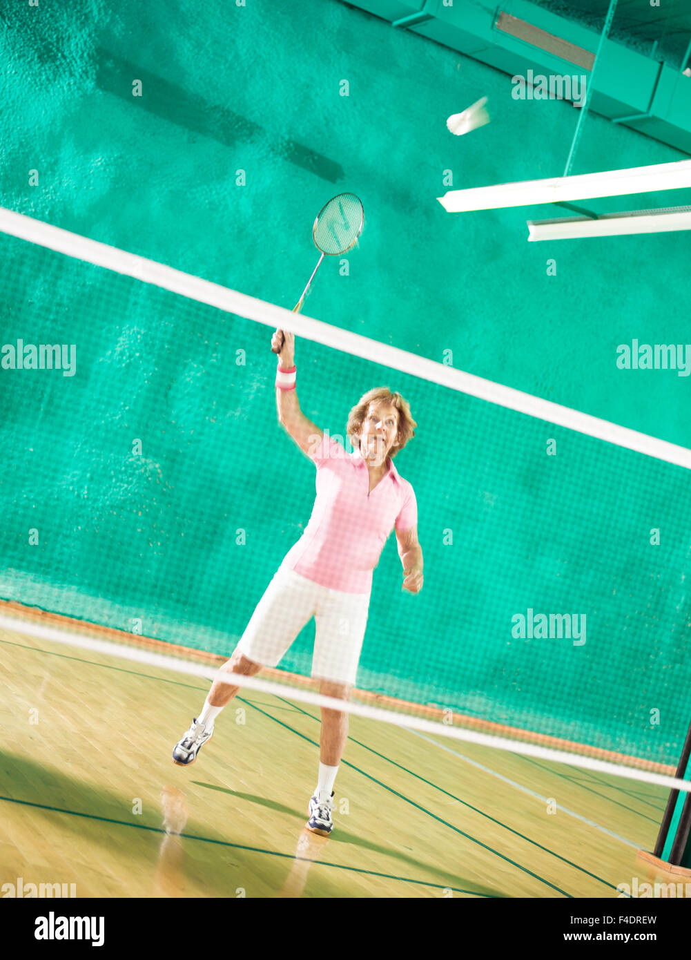 Una donna che gioca badminton. Foto Stock
