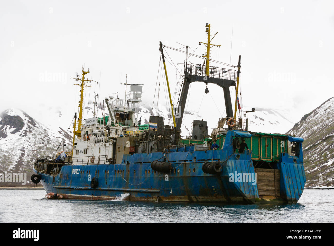 Russia, Kamchatka, Lavrova Bay, portamonete con sciabica barche da pesca sulla baia Foto Stock
