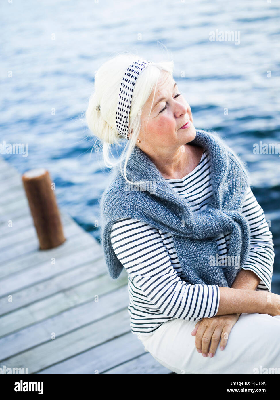 Un senior donna godendo il sole. Foto Stock