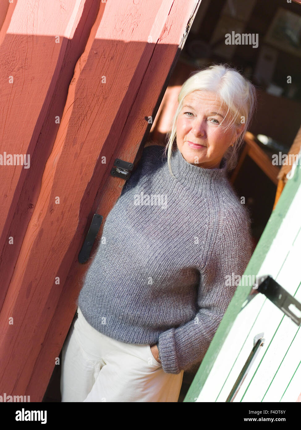 Una donna in apertura della porta. Foto Stock