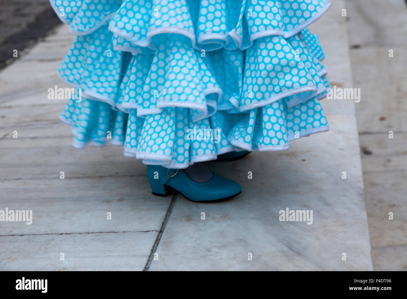 Spagna Granada. Mantello tradizionale e scarpe di una giovane ballerina di flamenco. Foto Stock