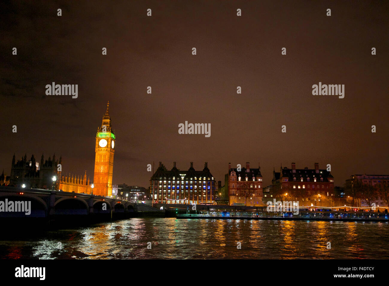 Il Big Ben e Westminster Bridge lungo il Tamigi di notte a Londra. (Grandi dimensioni formato disponibile) Foto Stock