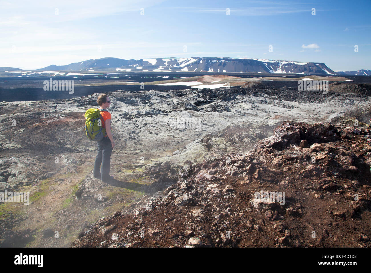 Escursionista esplorare Leirhnjukur campo di lava, Krafla area vulcanica, Myvatn, Nordhurland Eystra, Islanda. Foto Stock
