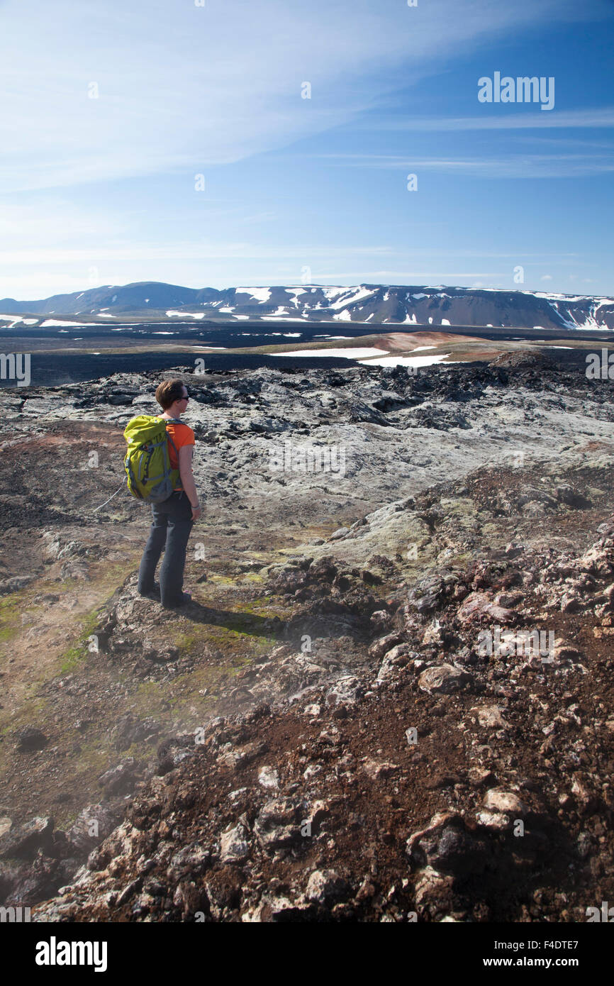 Escursionista esplorare Leirhnjukur campo di lava, Krafla area vulcanica, Myvatn, Nordhurland Eystra, Islanda. Foto Stock