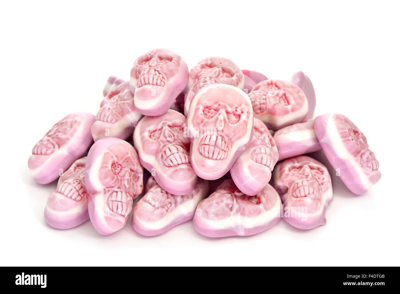 Un mucchio di cranio a forma di caramelle su sfondo bianco Foto Stock
