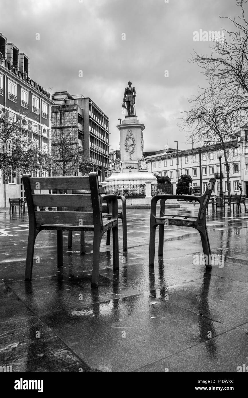Foto in bianco e nero di sedie vuote e panchine in una piazza di Porto dopo la pioggia. Settembre, 2015. Porto, Portogallo. Foto Stock