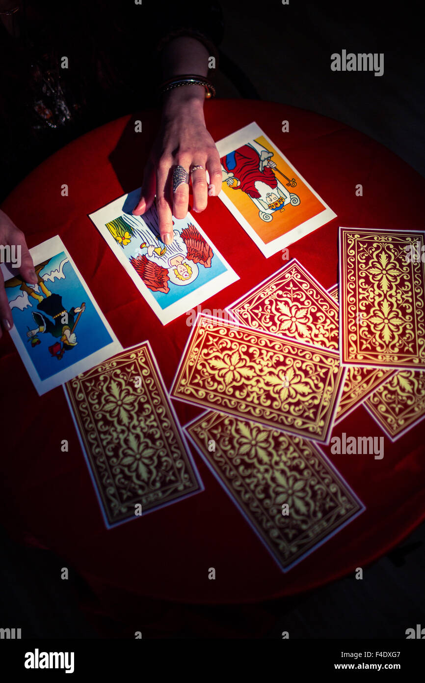 Vista aerea del fortune teller utilizzando le carte dei tarocchi Foto Stock