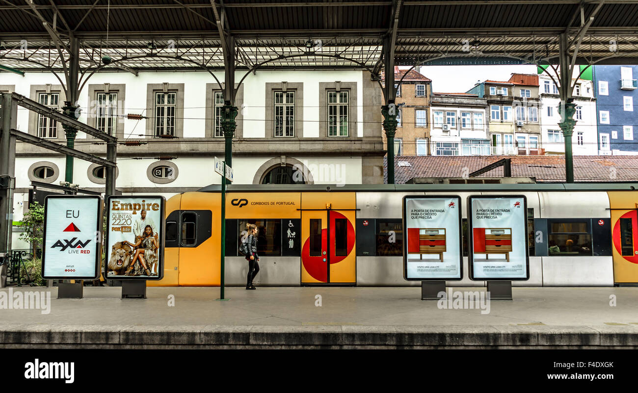 Un " commuter " assi un treno alla stazione ferroviaria di Sao Bento. Settembre, 2015. Porto, Portogallo. Foto Stock