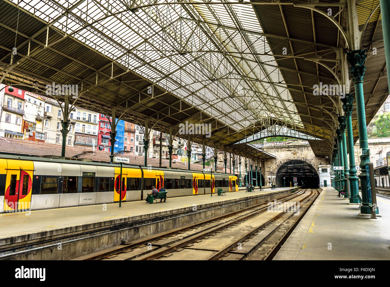 L'interno gli arrivi e le partenze della stazione alla stazione ferroviaria di Sao Bento. Settembre, 2015. Porto, Portogallo. Foto Stock
