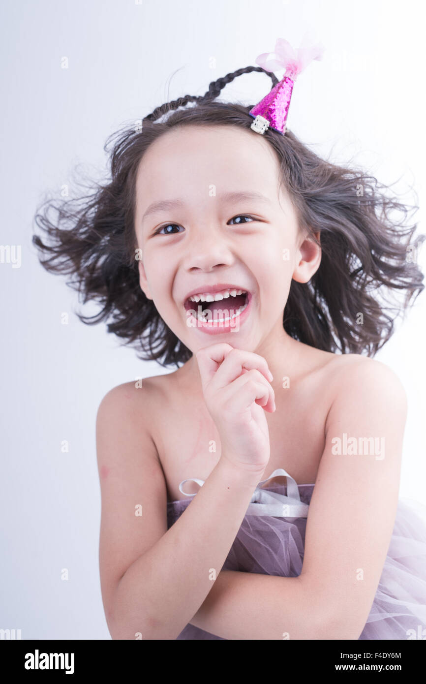 Graziosa piccola ragazza seduta gioiosamente in uno studio a Xiangyang, provincia di Hubei in Cina nel 2015. ( Tutti i modello firmato reeases ) Wang Foto Stock