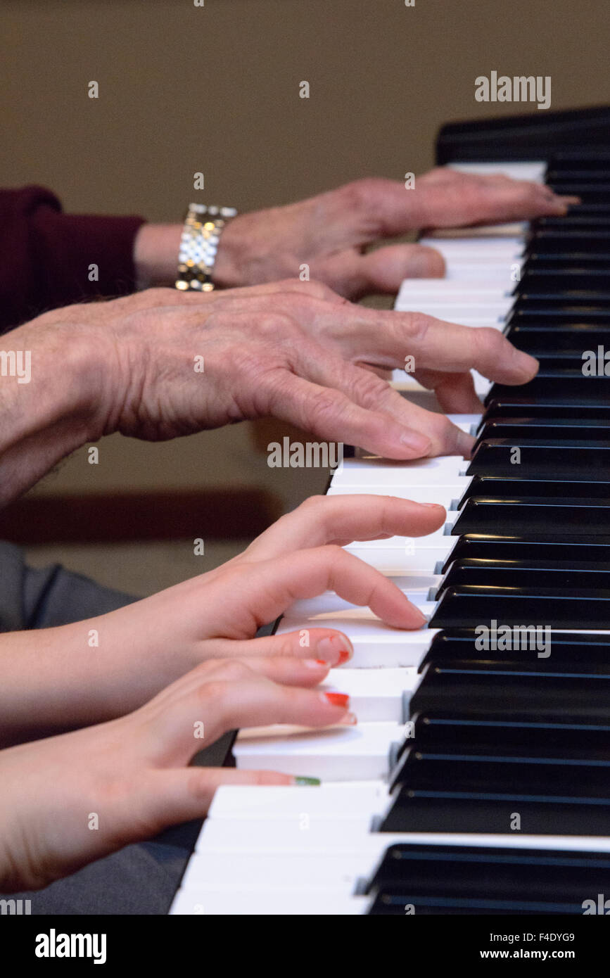 Le mani del nonno e nipote suonare il pianoforte. (Grandi dimensioni  formato disponibile Foto stock - Alamy