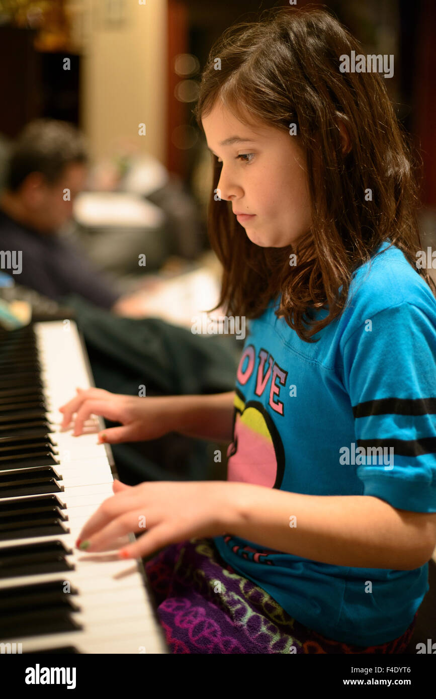 Ragazza suonare il pianoforte. (MR) (formato di grandi dimensioni disponibili) Foto Stock