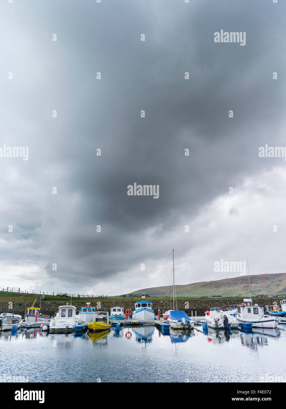 Paesaggio vicino " la fede Voe durante la tempesta e la pioggia, Shetland continentale, Scozia, Gran Bretagna (formato di grandi dimensioni disponibili). Foto Stock