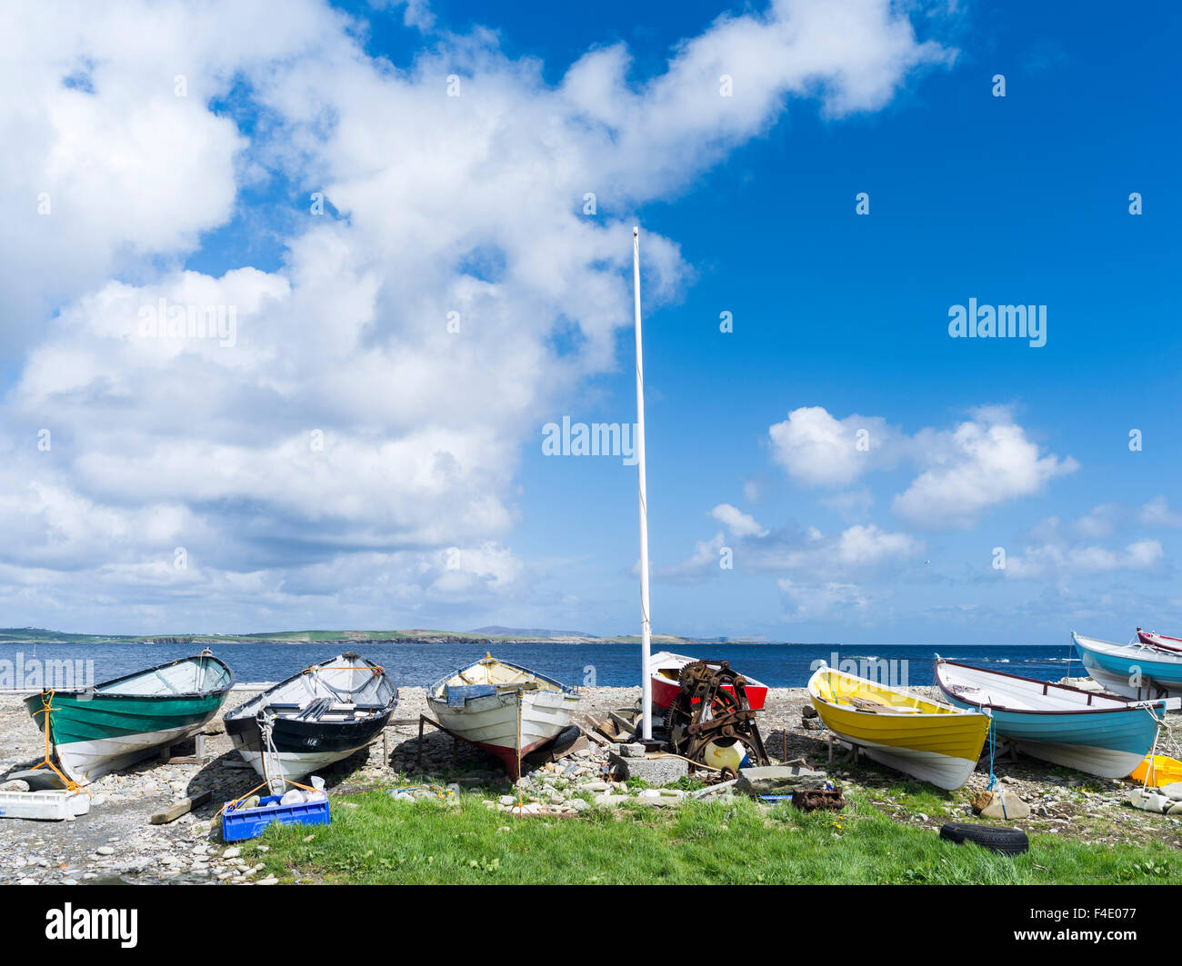 Imbarcazioni a remi tradizionale o Yoal Shetland, nei pressi di Sandwick, Shetland continentale, Scozia, Gran Bretagna (formato di grandi dimensioni disponibili). Foto Stock