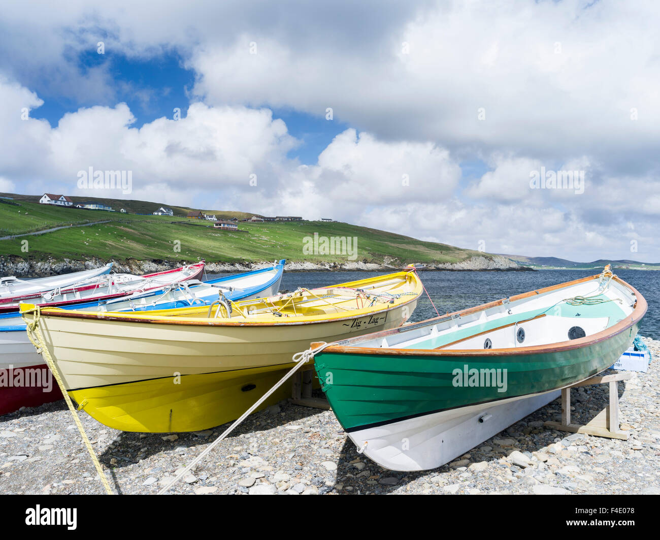 Imbarcazioni a remi tradizionale o Yoal Shetland, nei pressi di Sandwick, Shetland continentale, Scozia, Gran Bretagna (formato di grandi dimensioni disponibili). Foto Stock