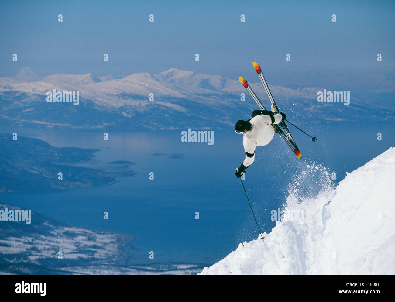Sciatore nel mezzo di un salto, Narvik, Norvegia. Foto Stock