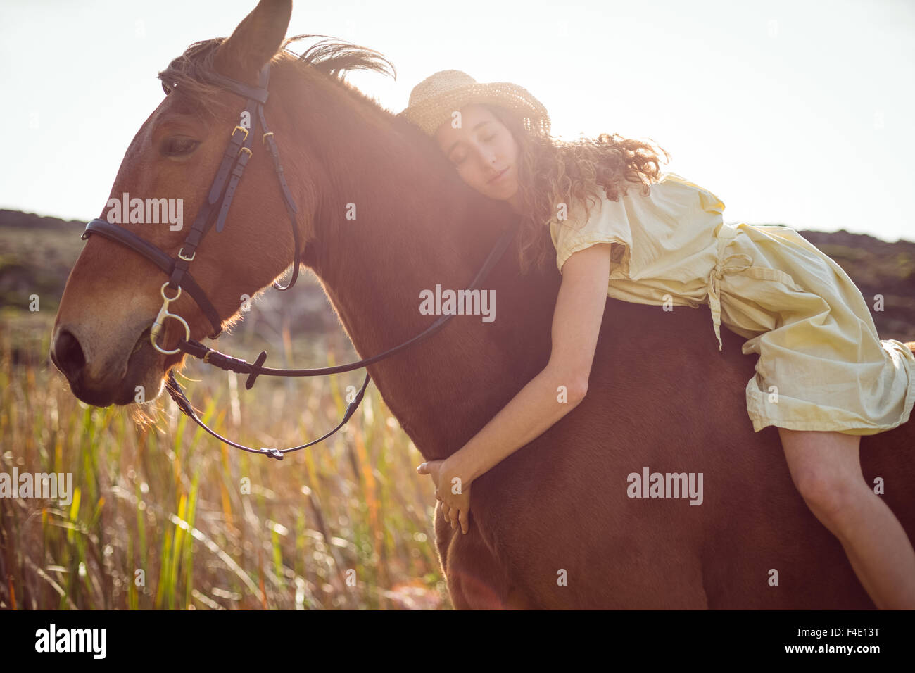 Giovane donna felice in sella il suo cavallo Foto Stock