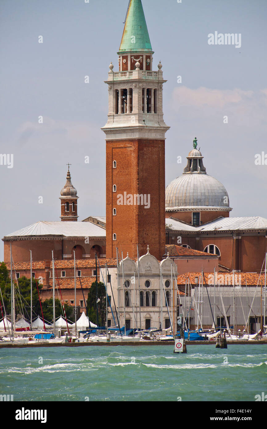 Venezia, Italia - San Giorgio Maggiore isola di fronte a piazza San Marco, vista del monastero, chiesa e porto Foto Stock